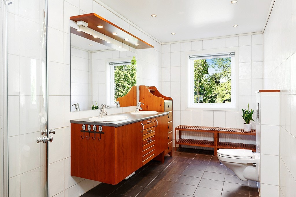 Badet har en pen baderomsinnredning med dobbel servant og god plass. Det er varme i gulvet og vegghengt toalett. Galleribilde