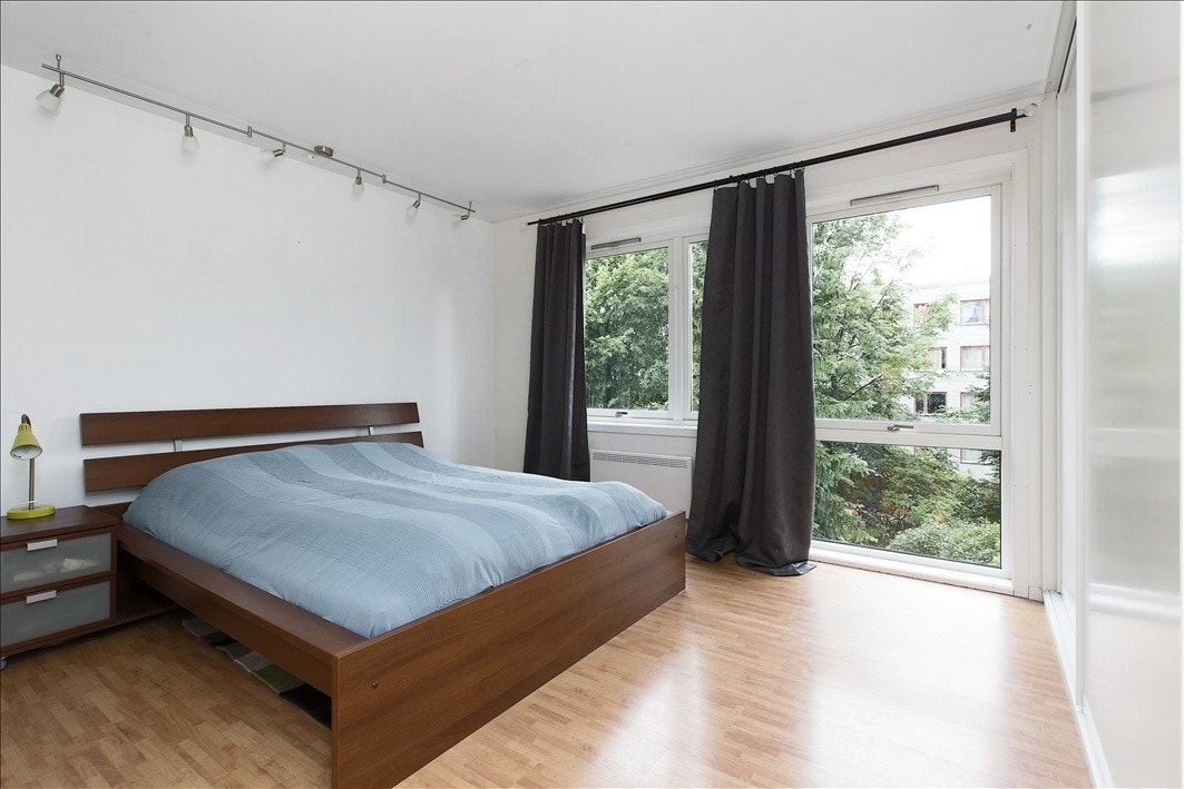 Romslig hovedsoverom med fint utsyn Galleribilde