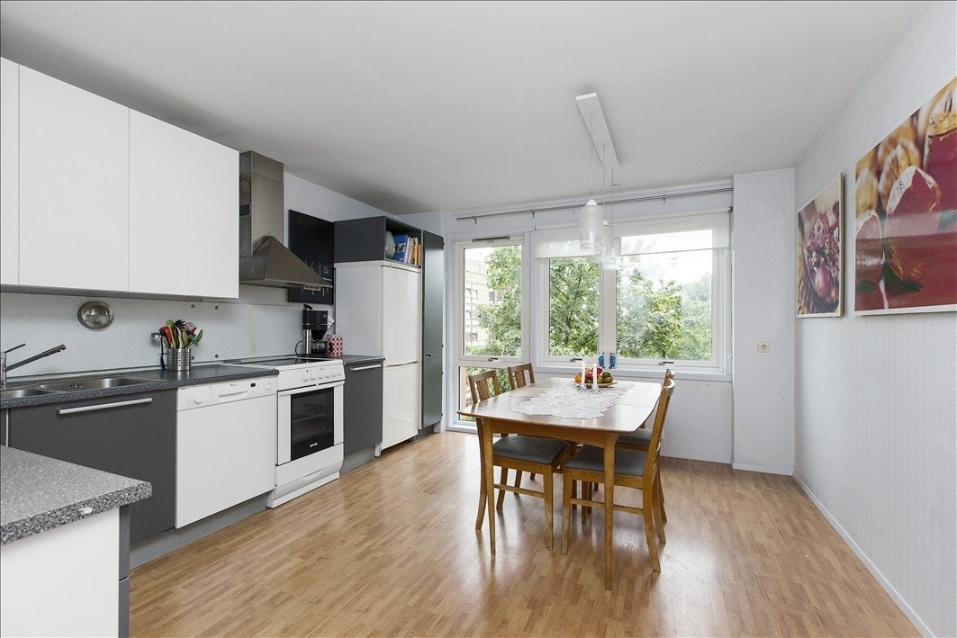 Stort og lyst kjøkken med god spiseplass Galleribilde