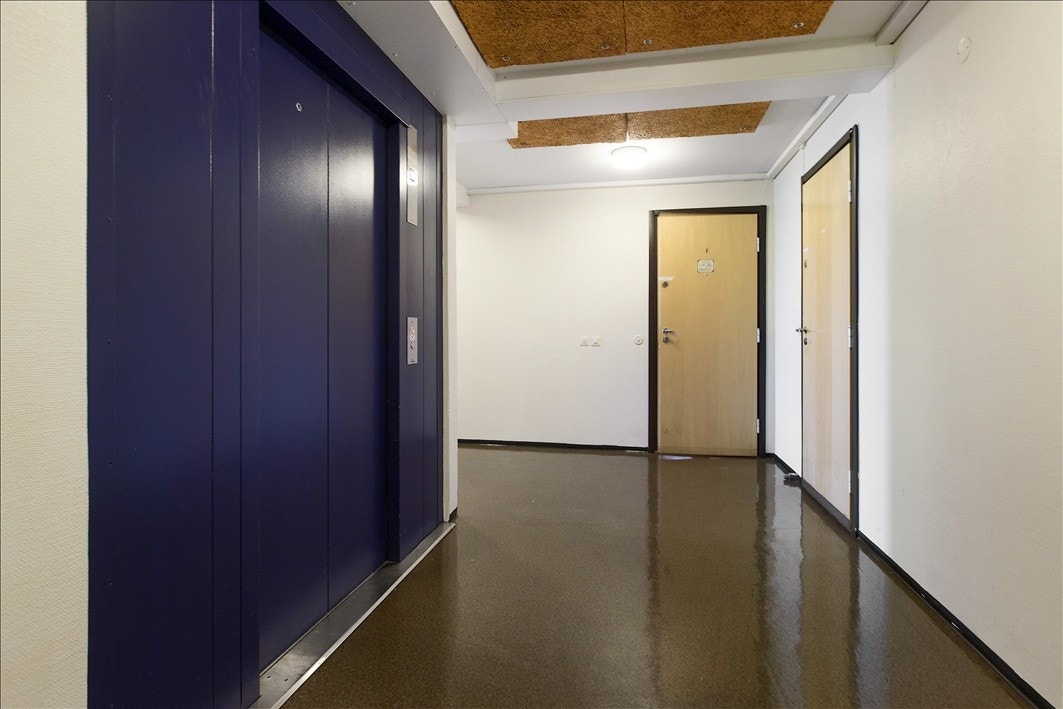 Felles trappegang med heis Galleribilde