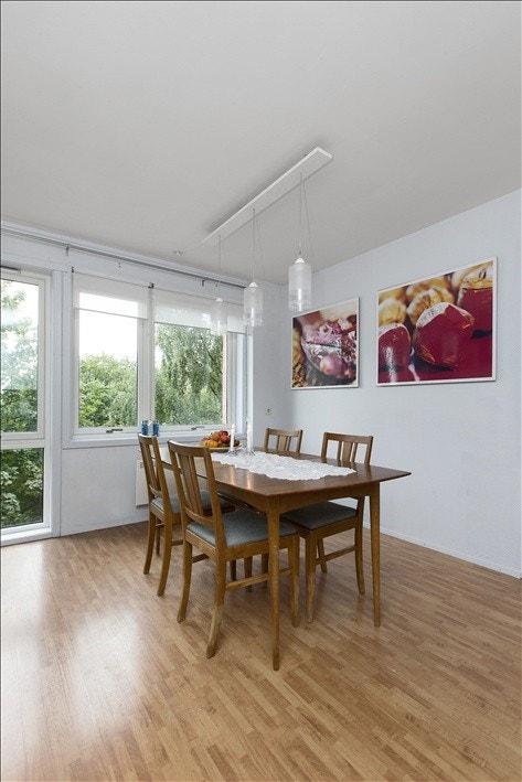 Stort og lyst kjøkken med god spiseplass Galleribilde