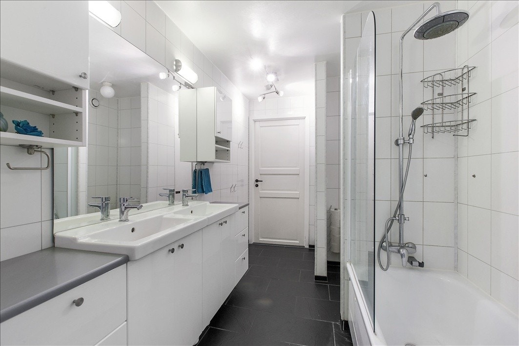 Pent flislagt bad med varmekabler, dobbel servant, wc og badekar Galleribilde