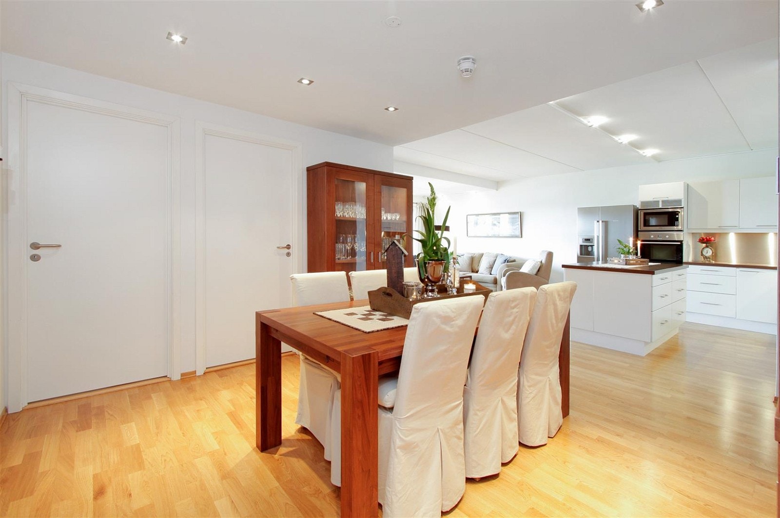 Over spsiestuedelen er det downlights i tak med dimmer Galleribilde