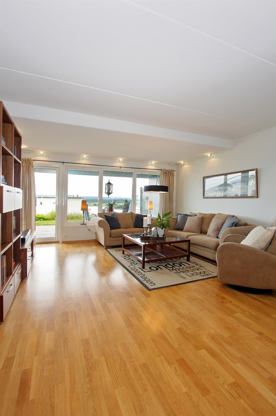 Lys og pen stue med utgang til solrik terrasse med jaquzzi Galleribilde