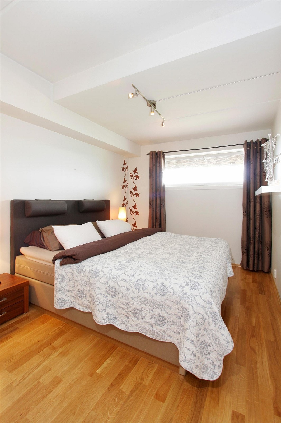 Hovedsoverom med eget walk in closet Galleribilde