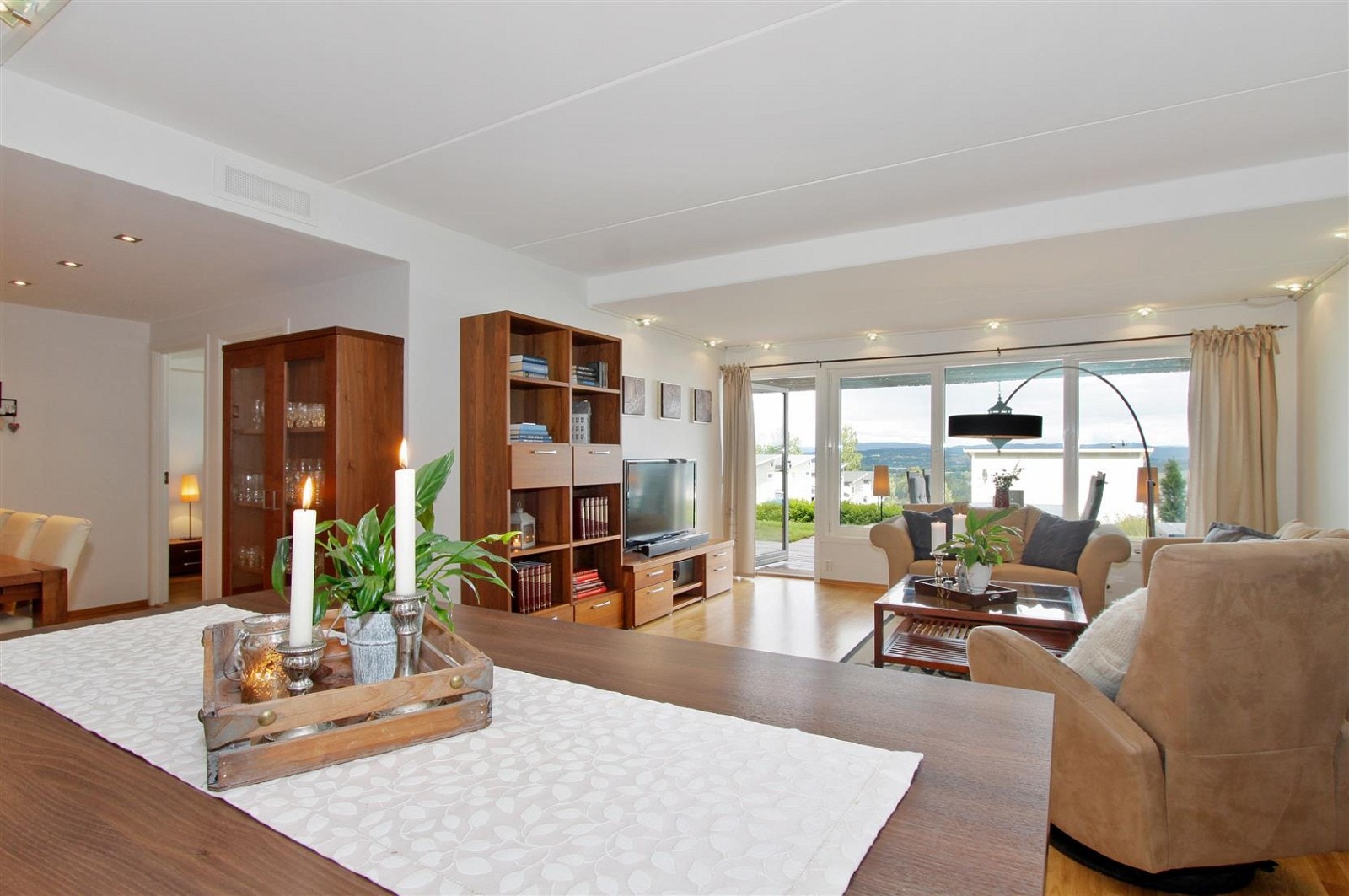 Det er god plass til både sofagruppe og spisestue i det store allrommet Galleribilde