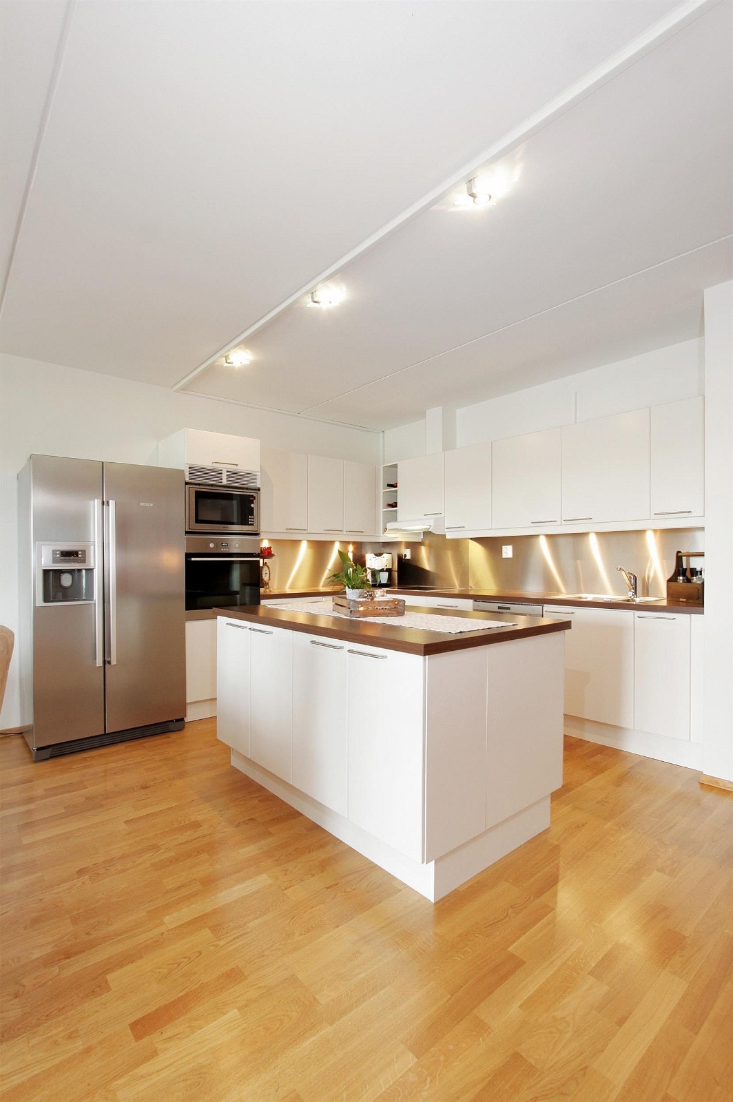 Flott kjøkken fra Sigdal med kjøkkenøy Galleribilde