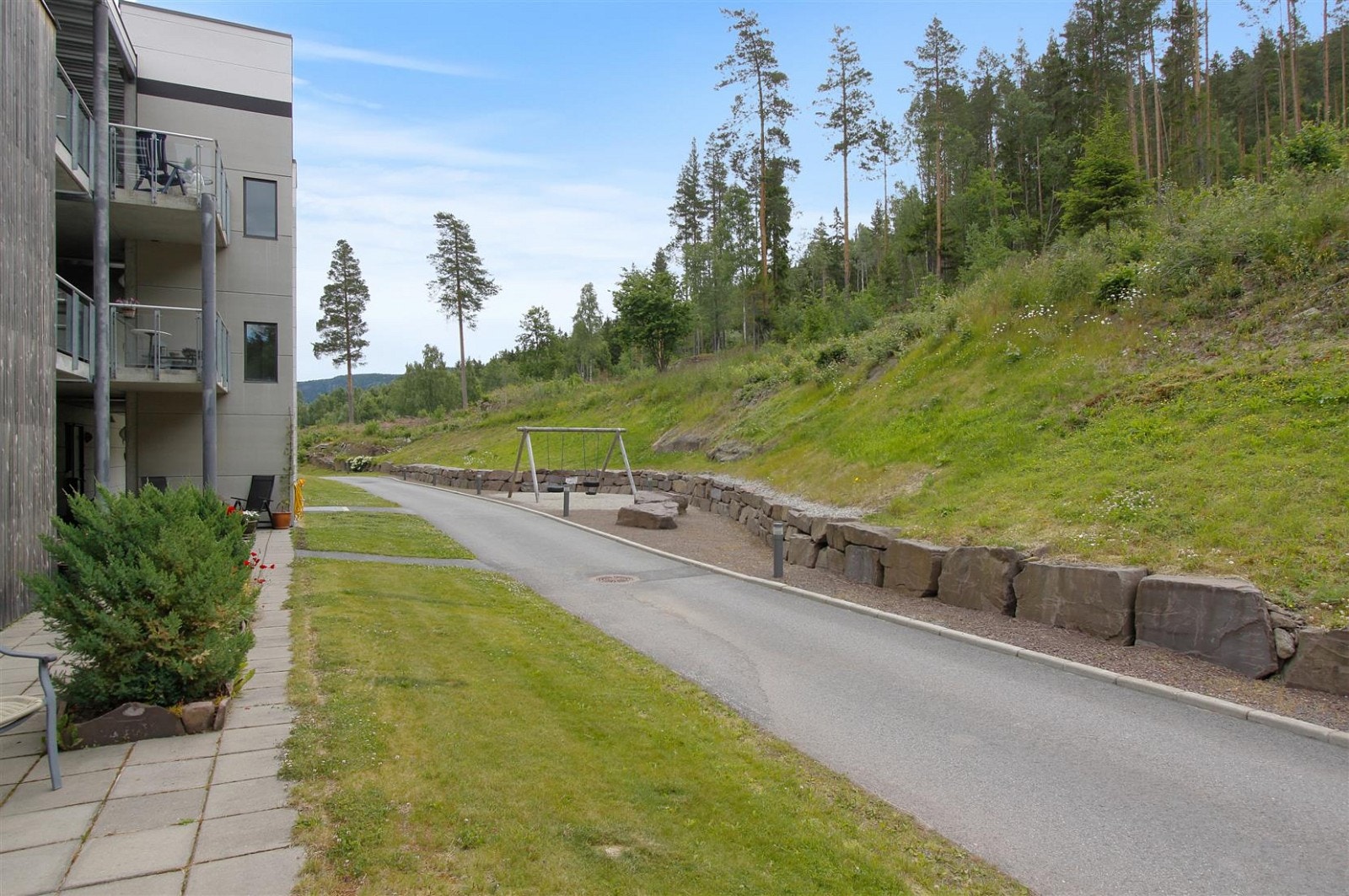 Inngangsparti på baksiden av blokken Galleribilde