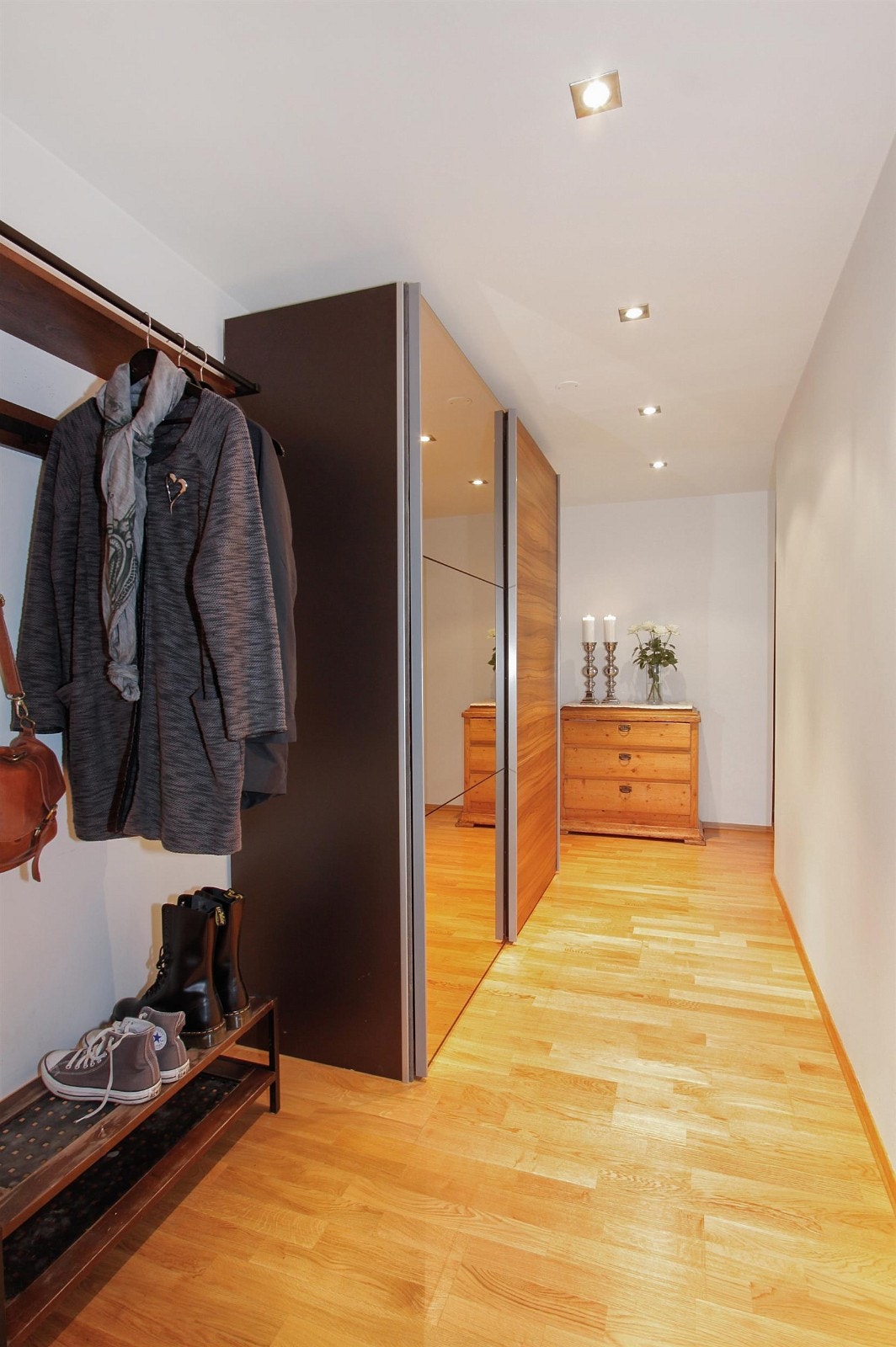 Romslig entre med skyvedørsgarderobe og downlights i tak med bevegelsessensor Galleribilde