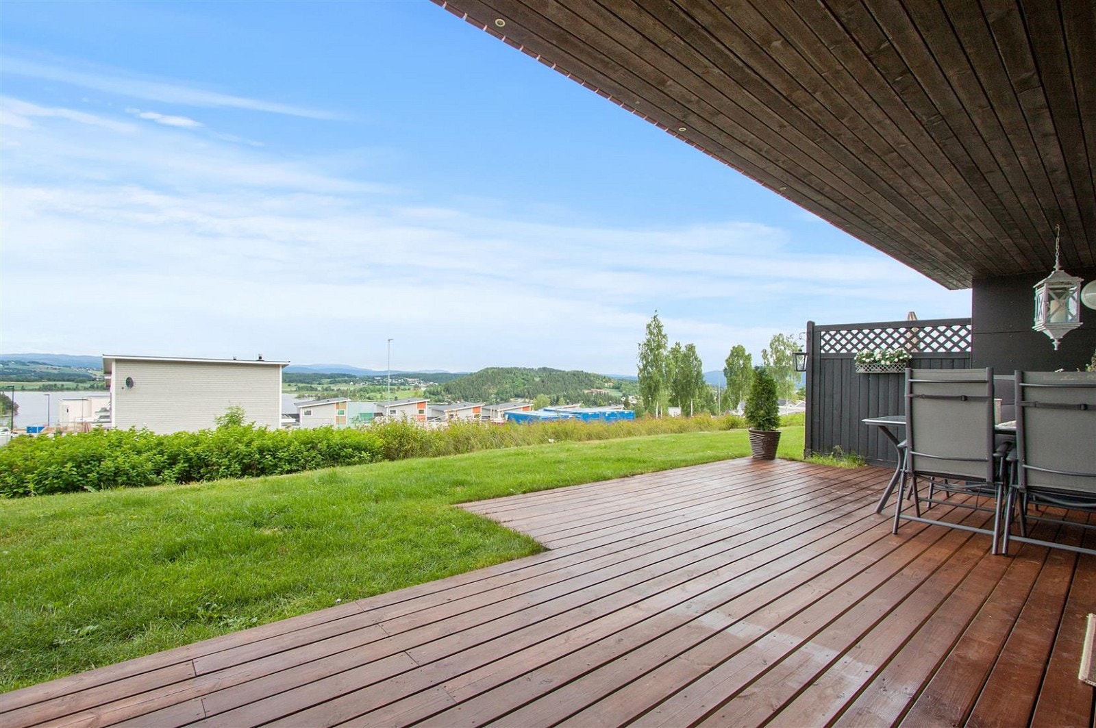 Delvis overbygget terrasse med utsikt og gode solforhold Galleribilde