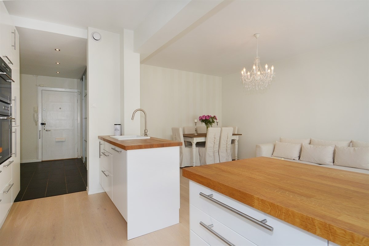 Kjøkkeninnredningen (2011) er stilfull og moderne med to barløsninger mot stuen Galleribilde