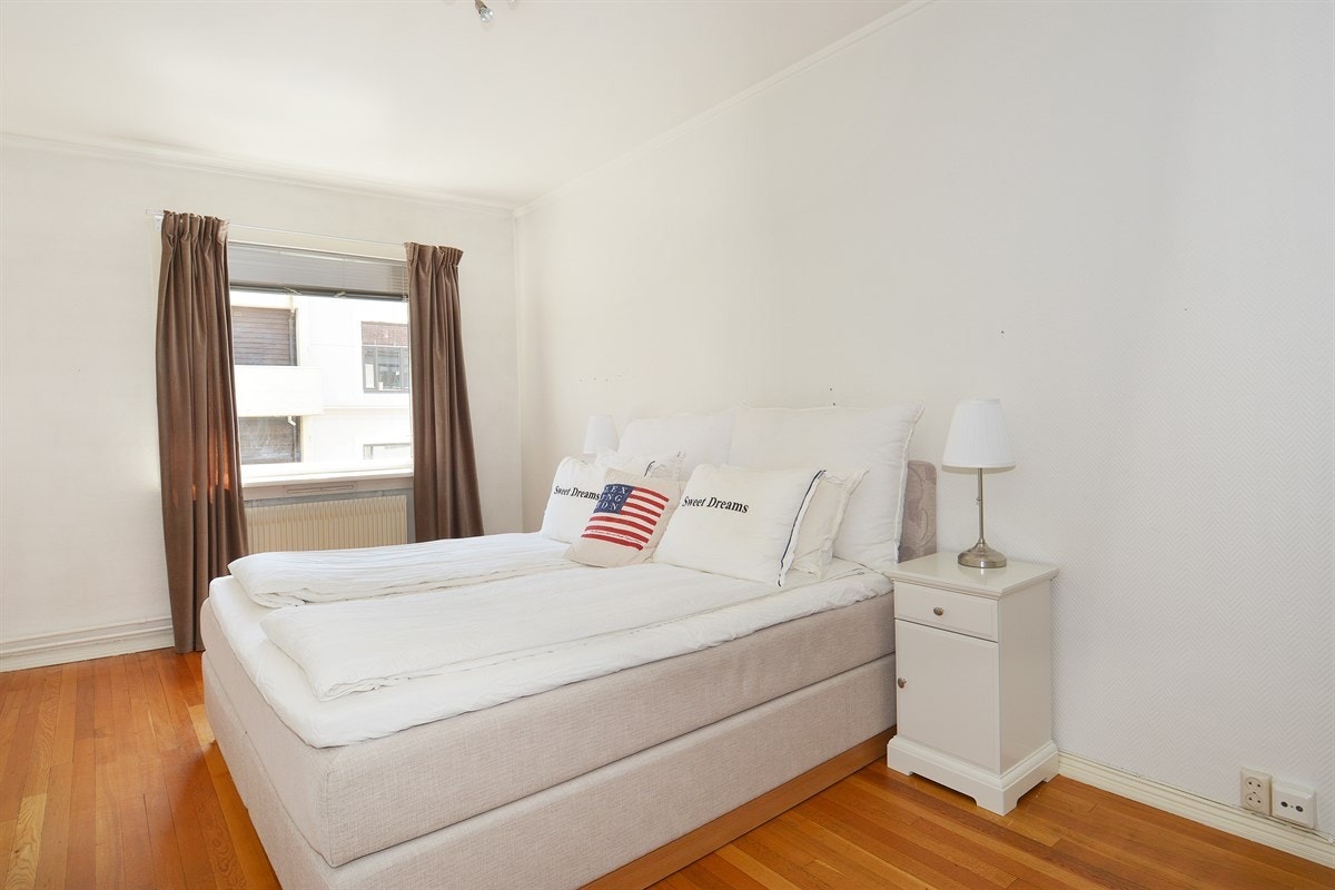 Leiligheten har et stort og luftig soverom med tilhørende garderobeløsning med fem, frostede glassfronter. Galleribilde