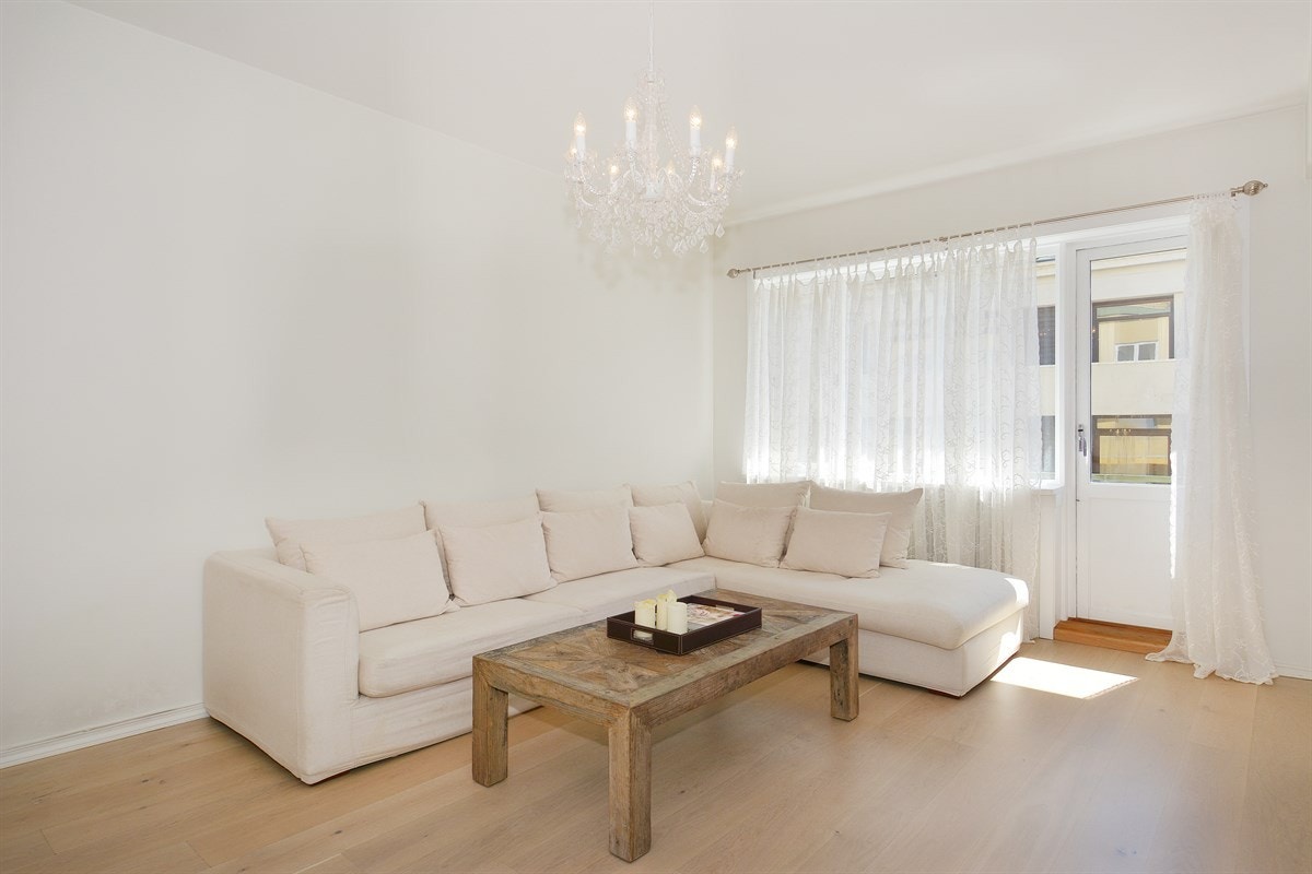 Leiligheten har en lys og innbydende stue med åpen løsning til kjøkkenet, samt god plass for sofaløsning Galleribilde