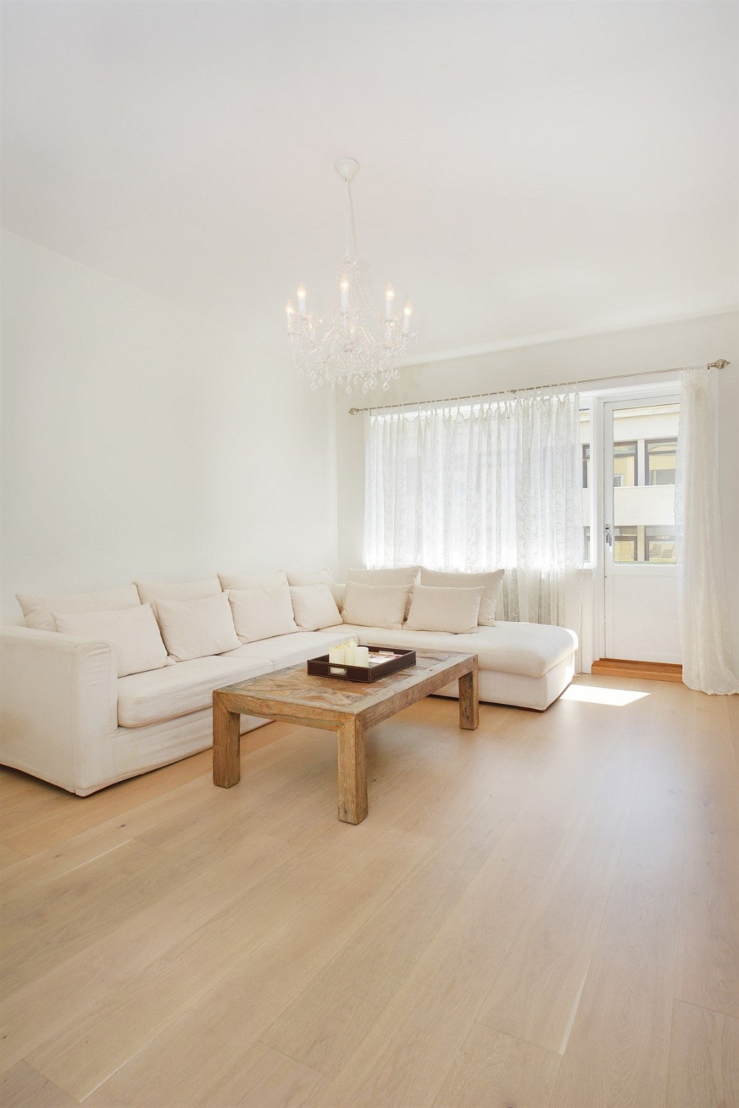 Store vindusflater gir mye naturlig lys Galleribilde