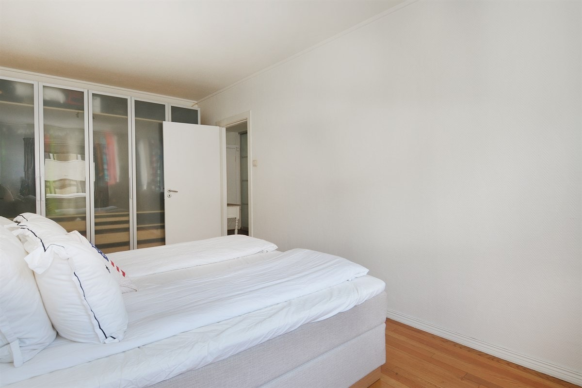 Soverommet er romslig med god plass for både dobbelseng (180 cm) og hjemmekontor. Galleribilde