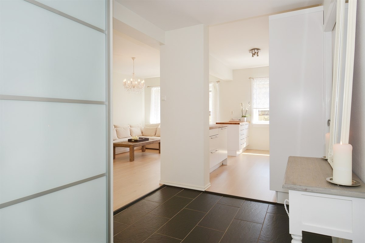 Entreen er lys og romslig med åpen løsning mot stue og kjøkken. Galleribilde