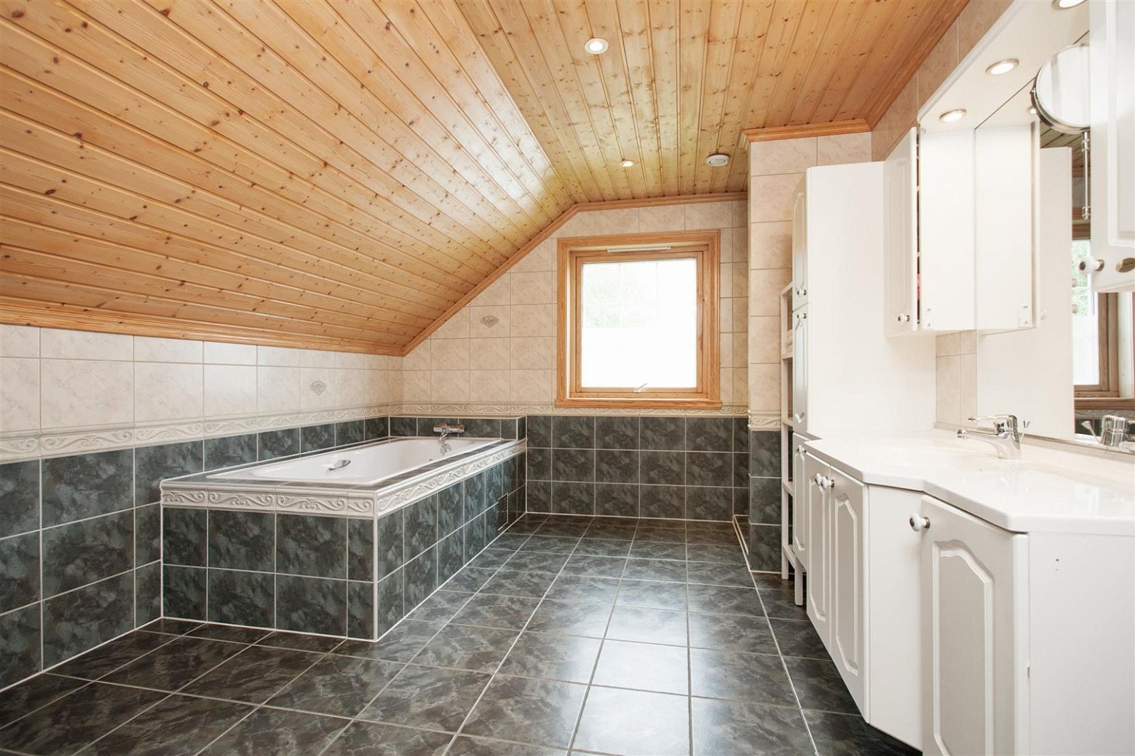 Stort og flott flislagt dusjbad/wc i andre etasje Galleribilde