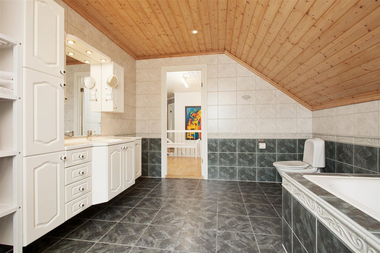 Stort og flott flislagt bad i andre etasje Galleribilde