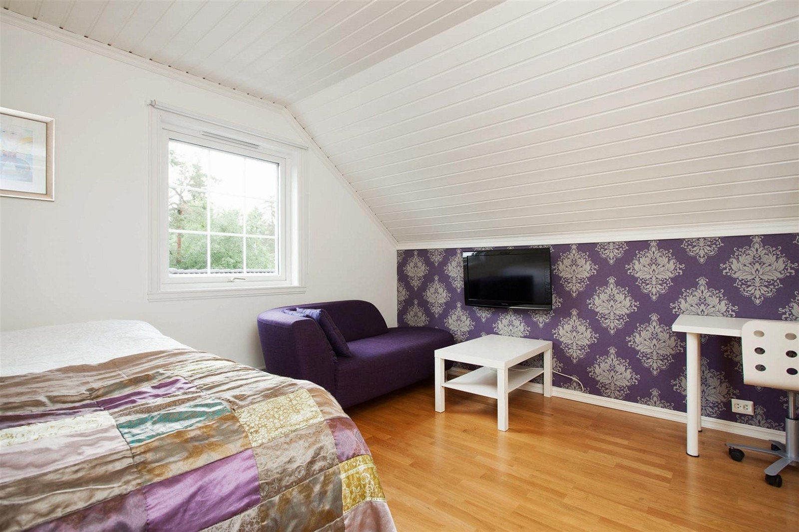 Romslig soverom i andre etasje Galleribilde