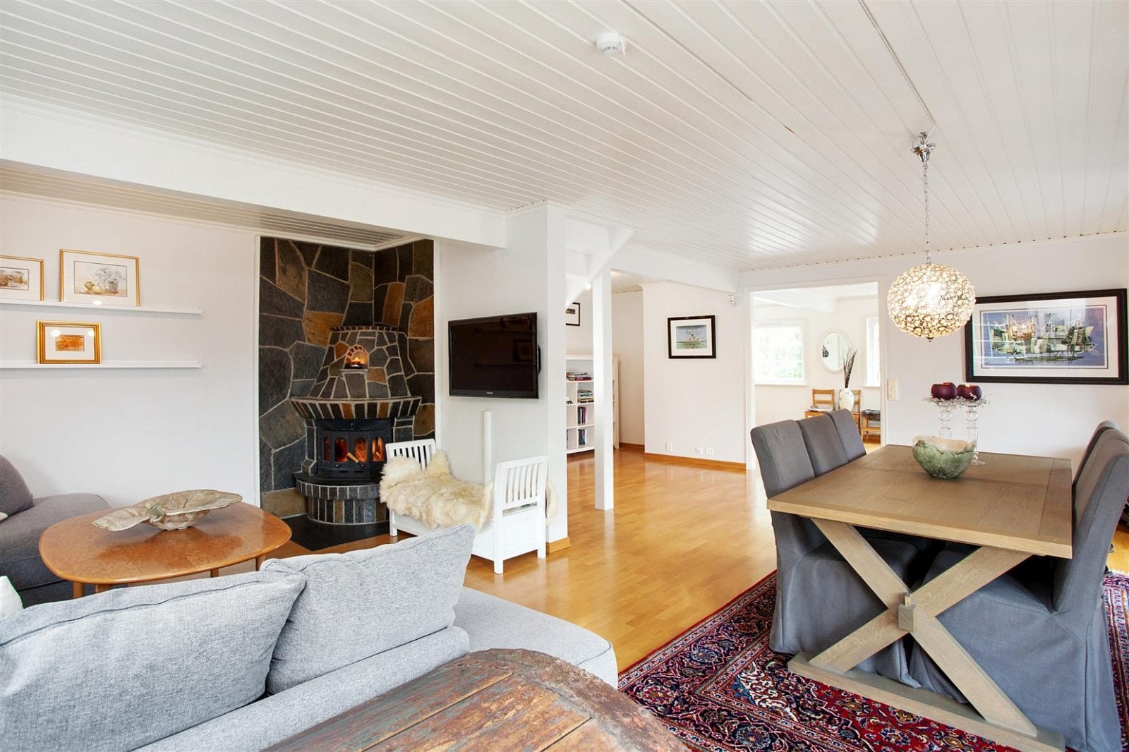 Oversikt over den koselige stuen i første etasje Galleribilde