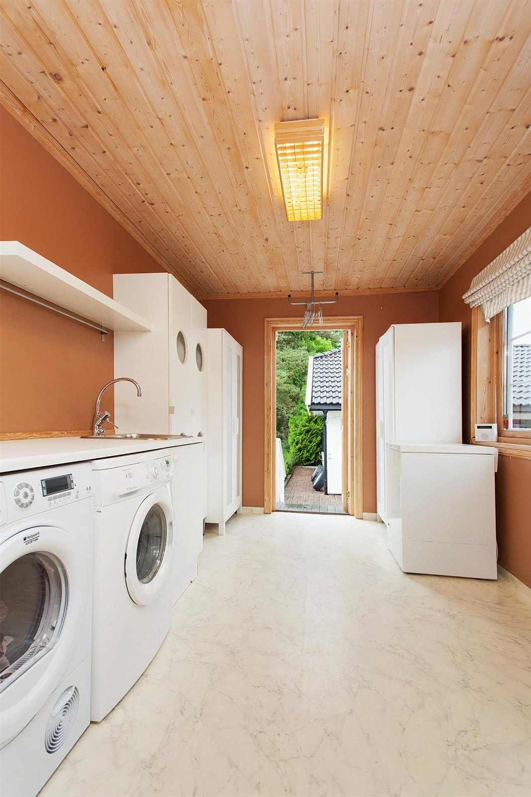 Praktisk og romslig vaskerom med egen utgang Galleribilde