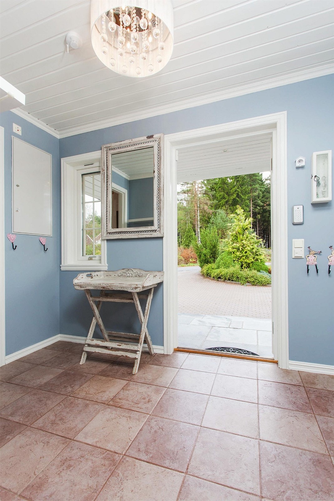 Vindfang i første etasje med fliser på gulv Galleribilde