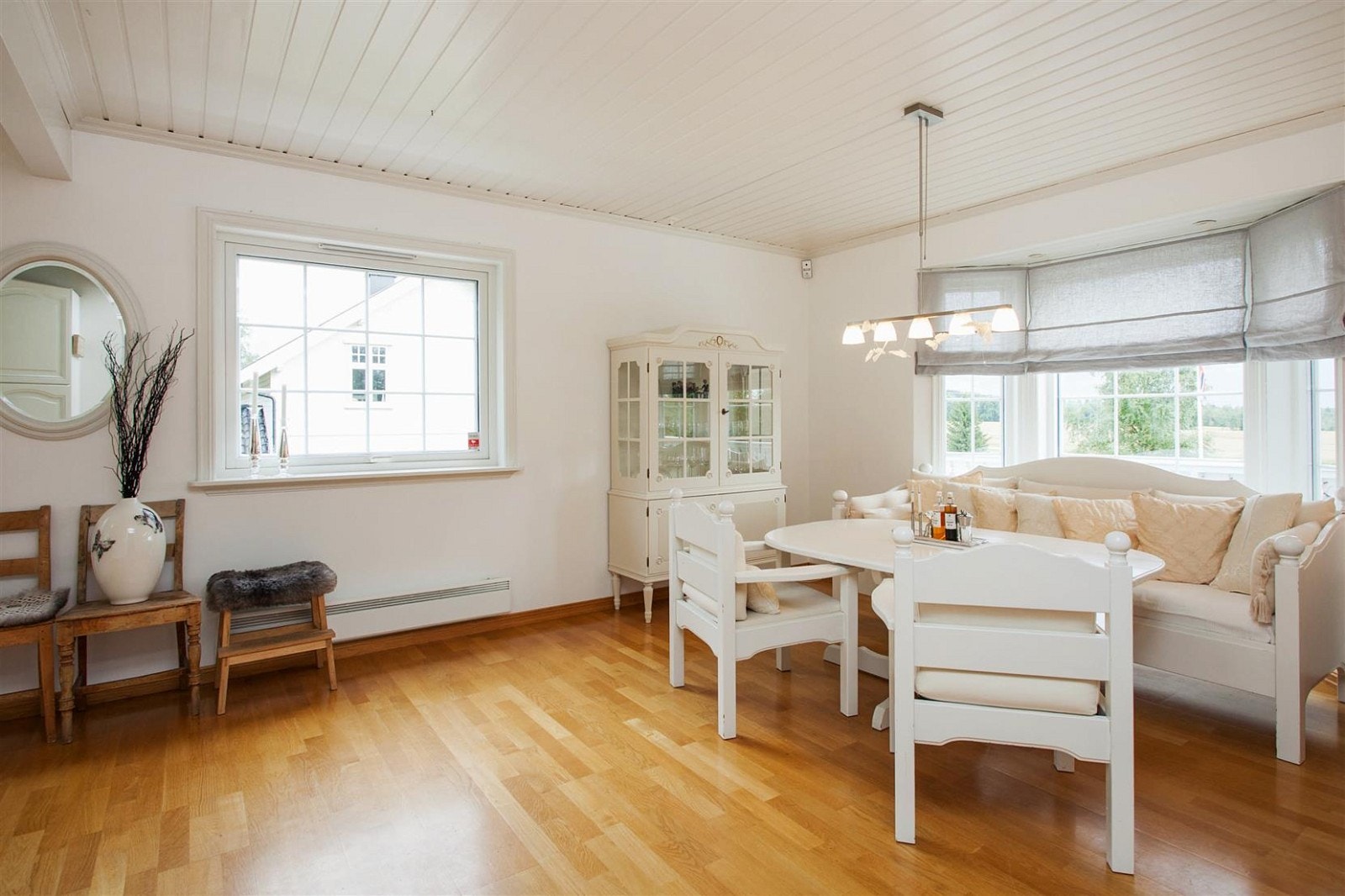 Kjøkkenet i første etasje er gjennomgående med mye lys og svært god spiseplass Galleribilde