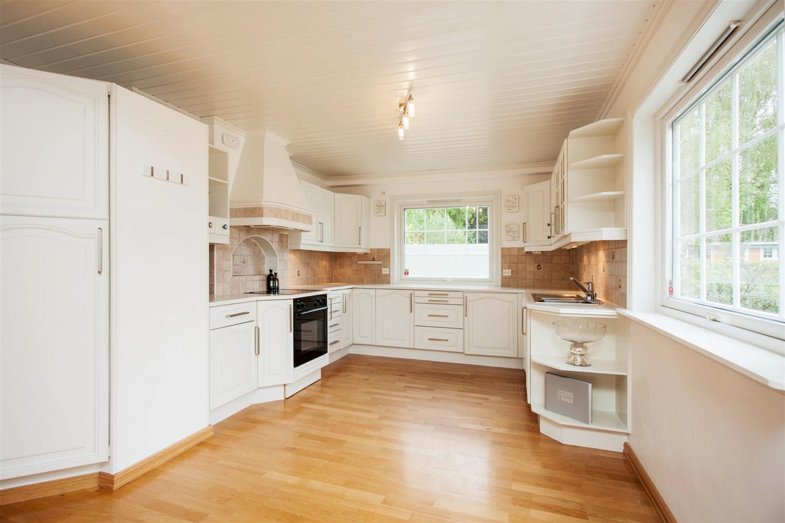 Flott kjøkken i helte innredning i malt utførelse Galleribilde