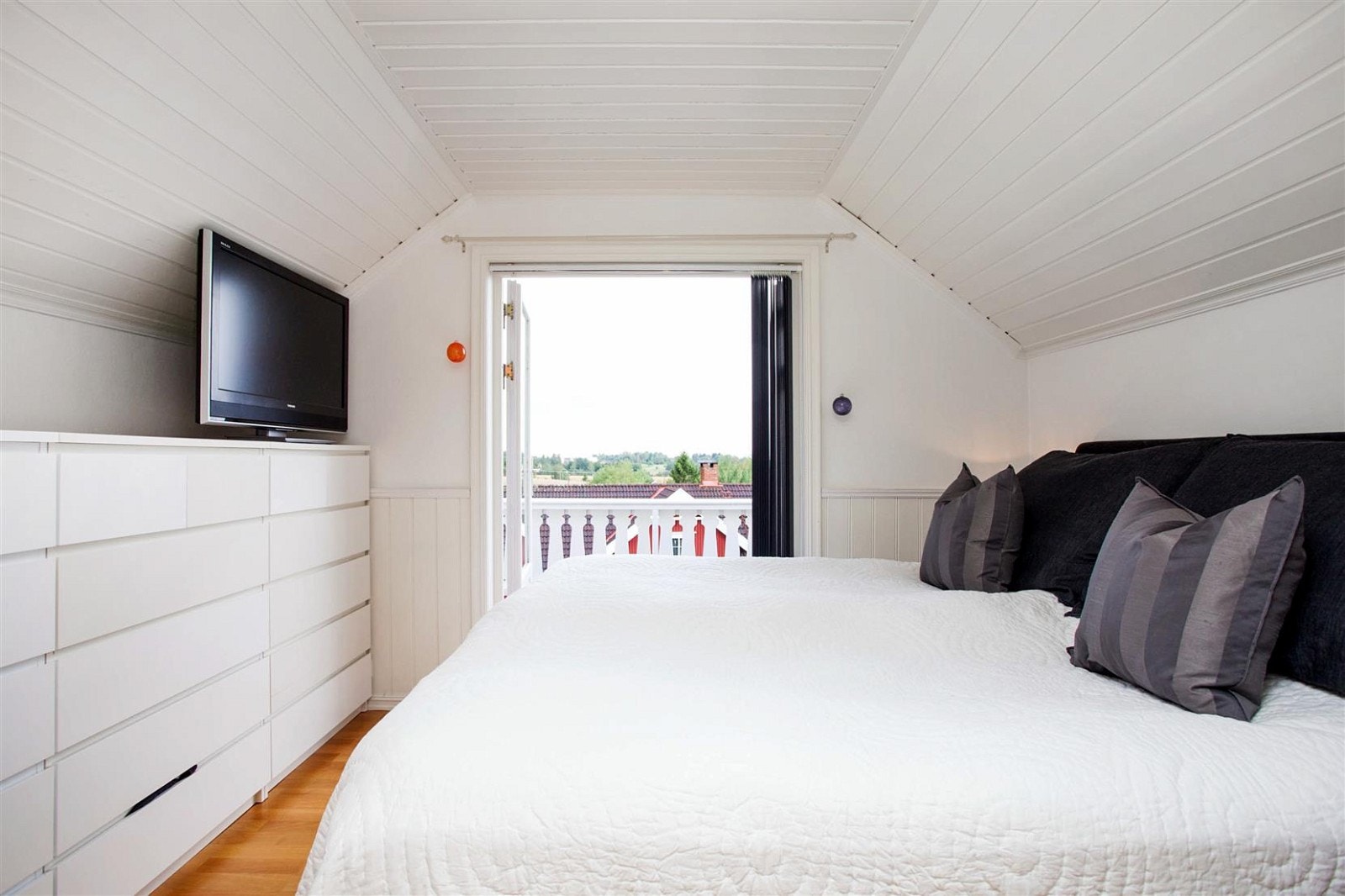 Hovedsoverom i andre etasje. Dette har tidligere vært loftstue og kan lett føres tilbake til dette Galleribilde