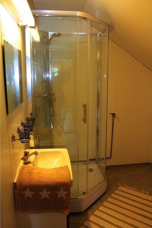 Bad i 2. etg.
Nytt dusj kabinett. Galleribilde