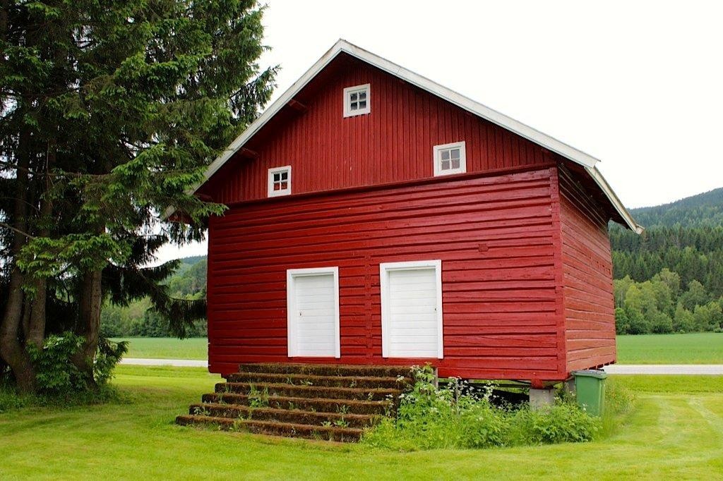 En del av tunet - et lagerrom kan inkluderes i leien. Galleribilde