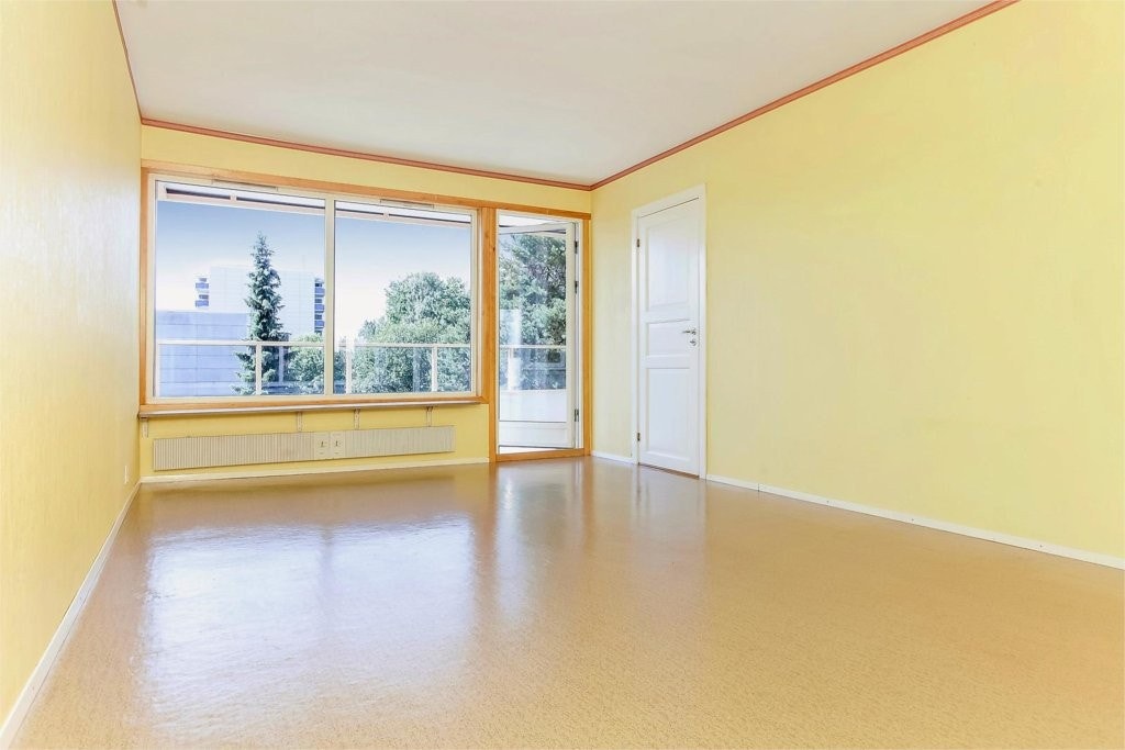 Romslig stue med gode lys forhold. Galleribilde