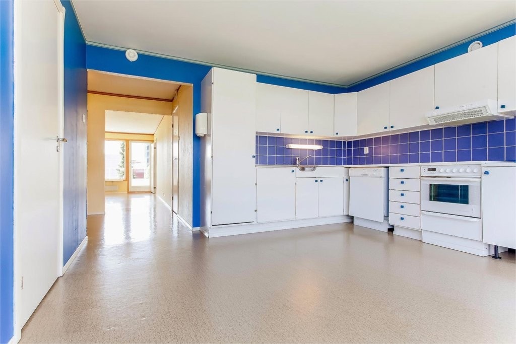 Kjøkken med plass til spisebord. Galleribilde