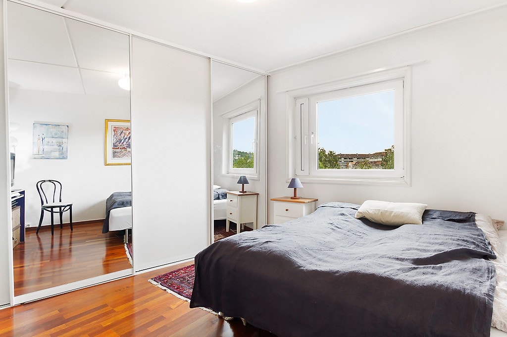 Romslig hovedsoverom med mye garderobeplass Galleribilde