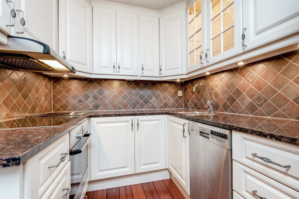 Kjøkken med god skapplass. Galleribilde