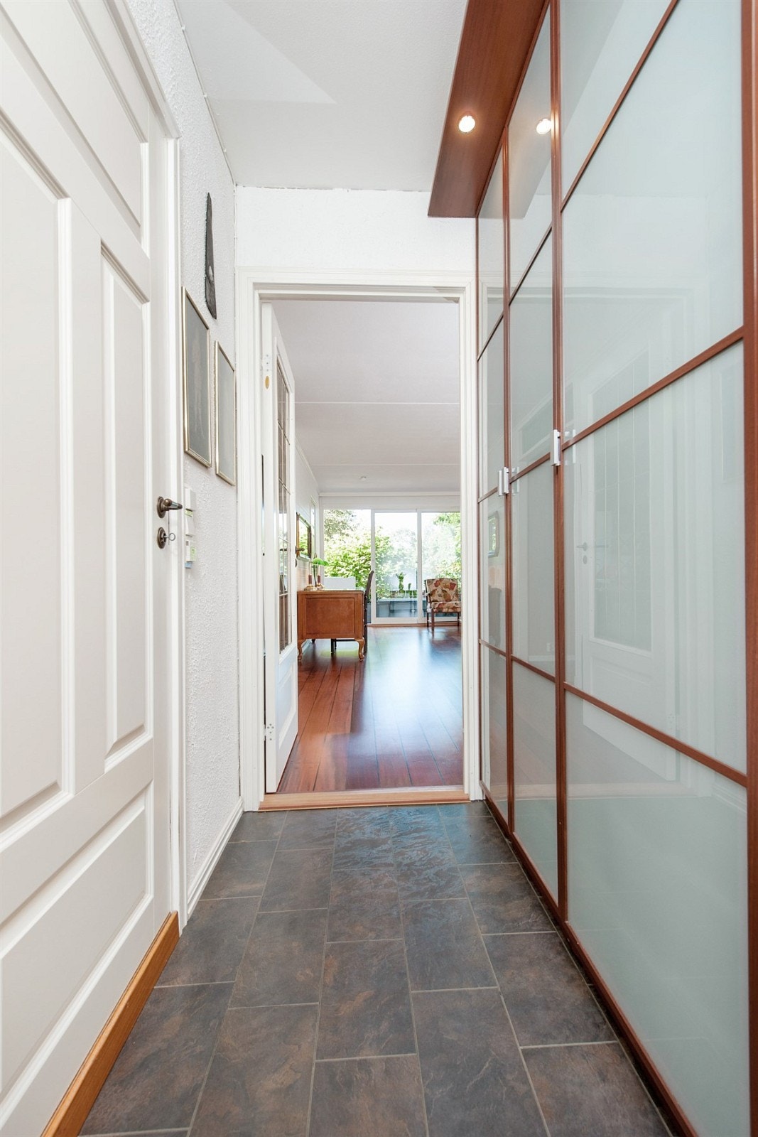 Entre med skap. Galleribilde