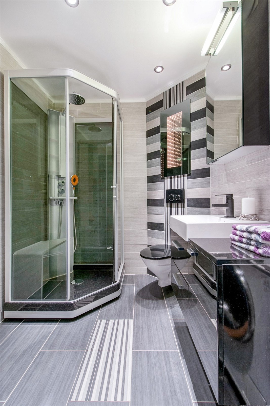 Lekkert oppusset moderne flislagt bad. Galleribilde