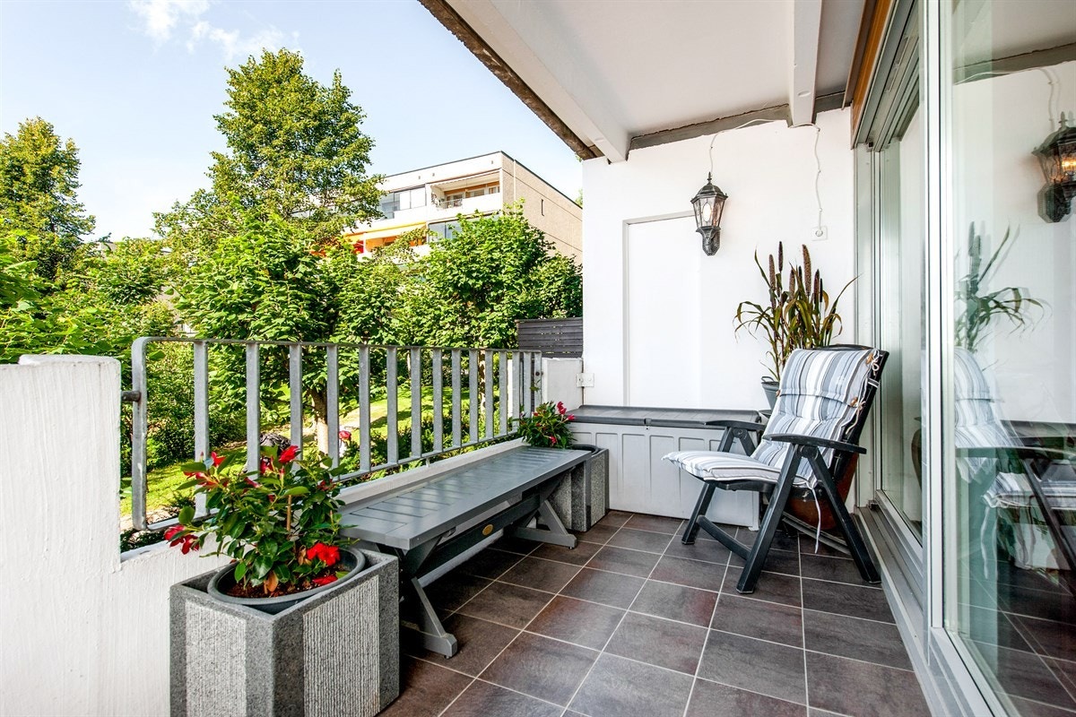 Hyggelig flislagt usjenert balkong. Galleribilde