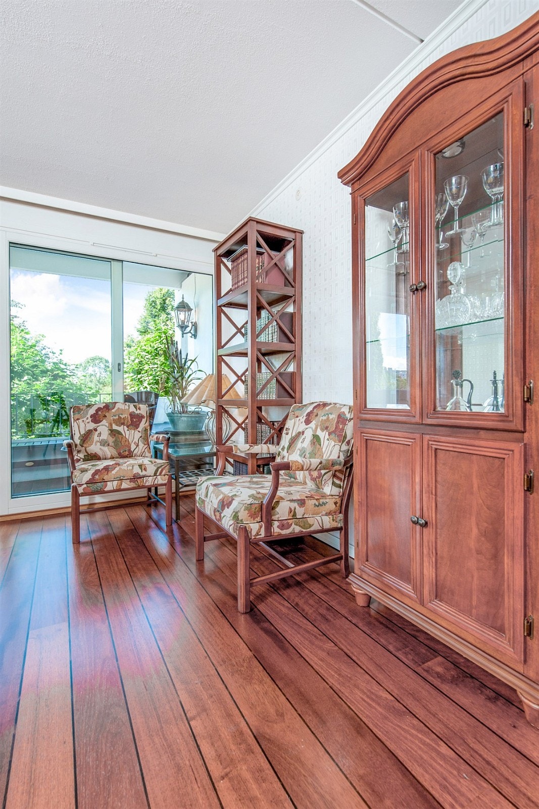 Stue med utg. balkong via stor takshøy skyvedør. Galleribilde