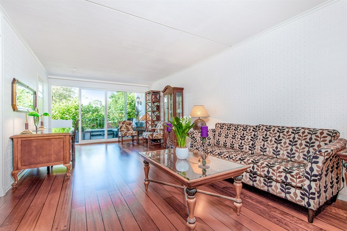 Stue store vindusflater og direkte utg. balkong Galleribilde