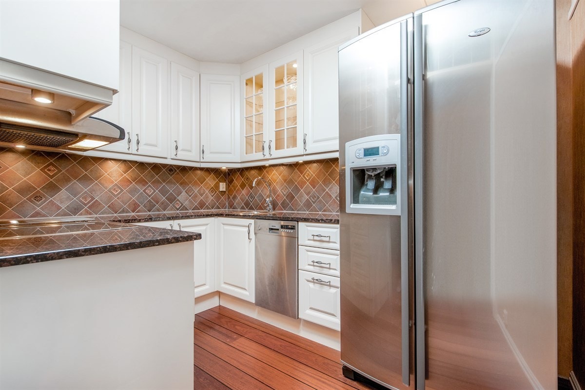 Praktisk kjøkken med delvis åpen løsning mot stue. Galleribilde