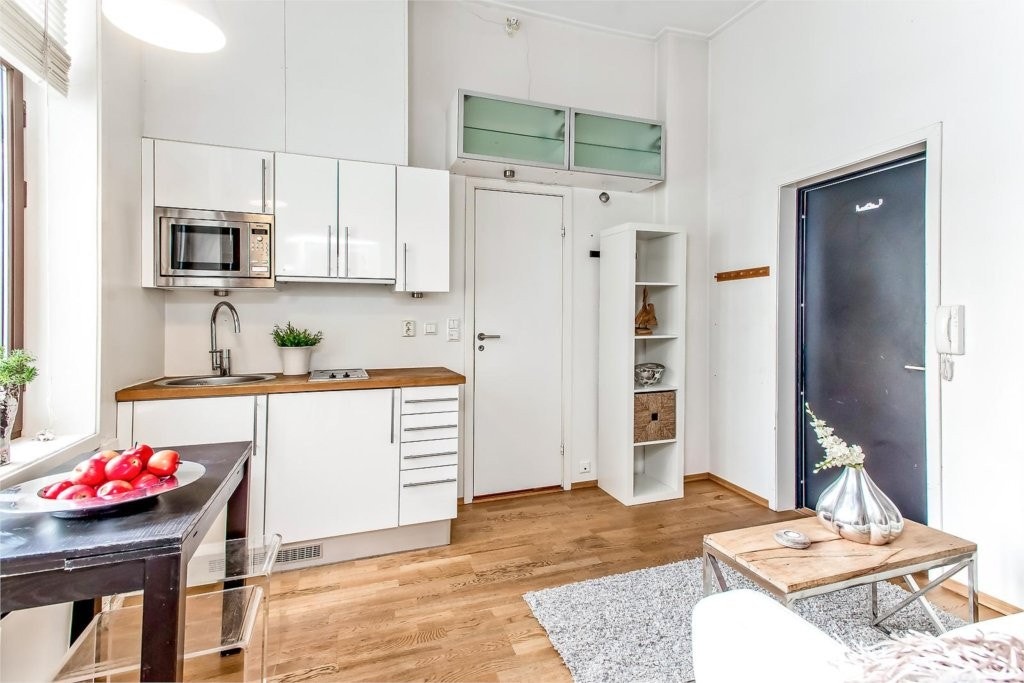 Leiligheten har en enorm takhøyde og store vindusflater. Den ligger rolig til, vendt ut mot bakgård Galleribilde