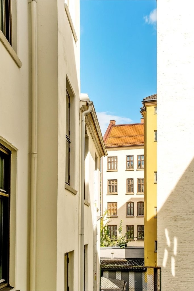 Hele leiligheten vender ut mot bakgård Galleribilde
