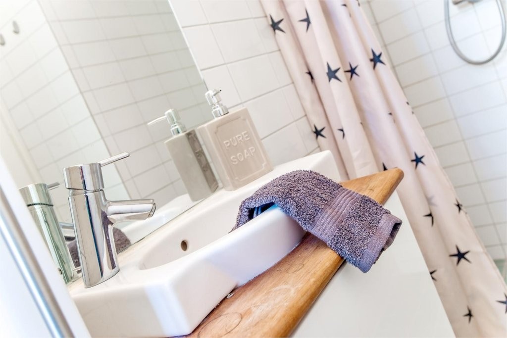 Detaljbilde fra badet. Trebenken blir som ny igjen med pussing og olje Galleribilde