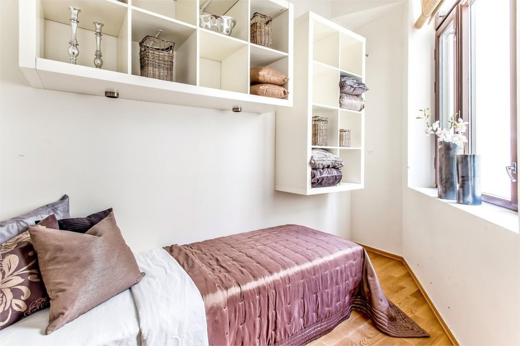 Et stille og rolig soverom, som vender ut mot bakgård. Rikelig med hylleplass Galleribilde