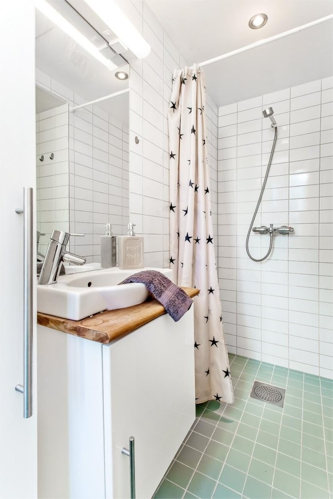 Baderommet har bl.a. varmekabler, moderne fliser, downlights, dusj og vegghengt toalett Galleribilde