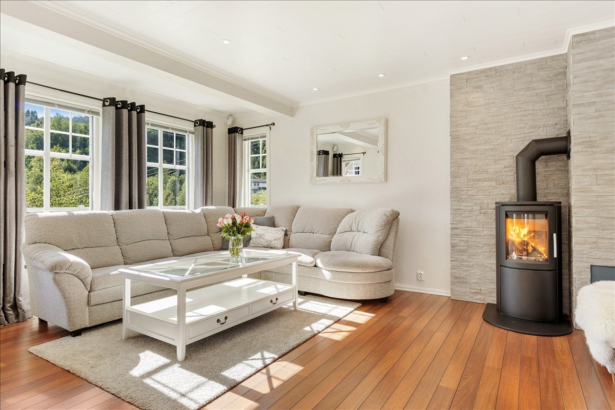Lekker stue som er lett å møblere, og koselig peisovn for kalde vinterkvelder. Galleribilde