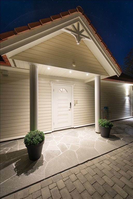 Innbydende inngangsparti ønsker deg velkommen. Rikelig opplyst og med staselig Oppdalsskifer Galleribilde