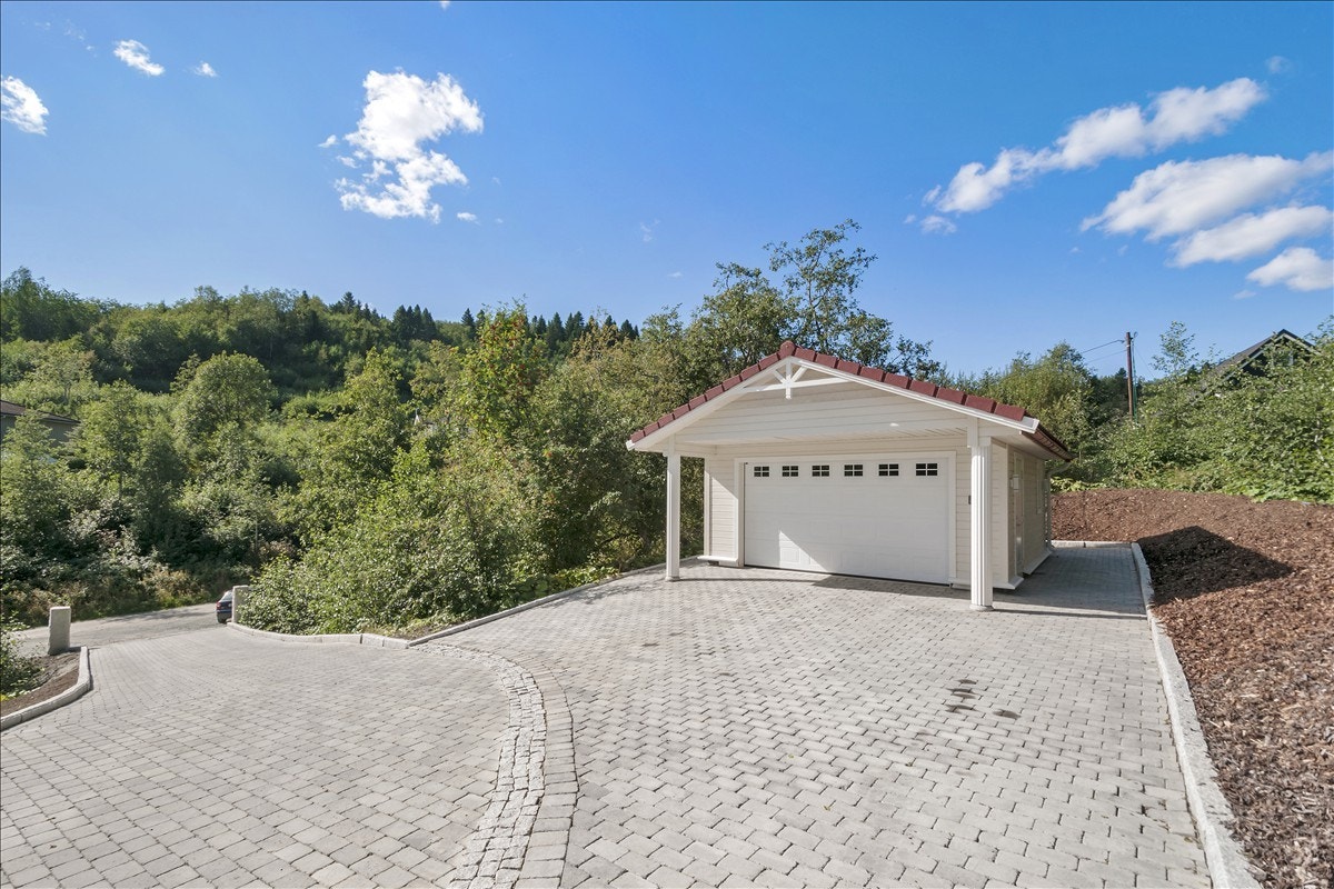 Garasje nr. 2 er plassert ved innkjøringen til eiendommen og gjenspeiler den øvrige bebyggelsens utforming og standard. Galleribilde