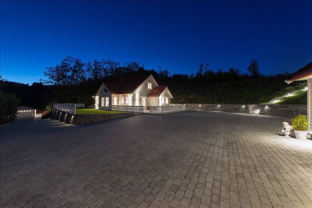 Velkommen til en helt eksepsjonell og svært påkostet nyere eiendom med stor tomt i landlige omgivelser. Galleribilde